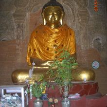 入口の１つの小さな仏堂に鎮座する仏像