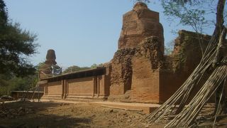 回廊の上に仏塔が載るﾊﾞｶﾞﾝ朝最古の建築物