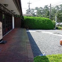 店舗の前にある庭の様子です。