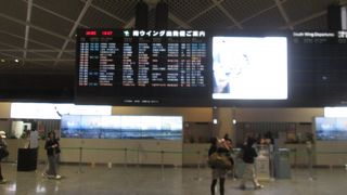 夜の成田国際空港