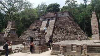 ピラミッド型の寺院