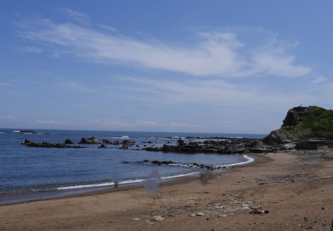 たくさんの岩礁をのぞむ海岸