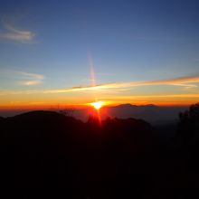 プナンジャカン山の展望台からの朝日