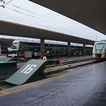 日本みたいに改札口はありません。切符は打刻して乗り込みます。