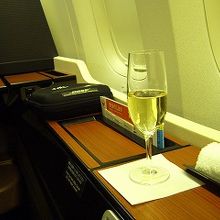 ウエルカムシャンパン。Fクラスはサロンです。