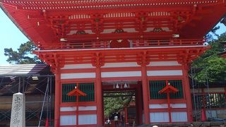 朱塗りの上宮、下宮