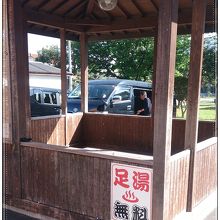 外の駐車場の一角にあった足湯