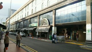 幾つかのビルに別れていてどこに何があるか宝探しみたい