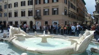 スペイン広場中心部にある噴水