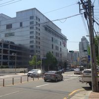 道向かいすぐに旧ミリオレ、道路の先は西面交差点やロッテ釜山