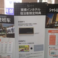 フロントにて、バス時刻など