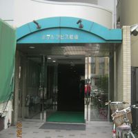 道路から少し奥に入り口があります。注意しないと素通りします。