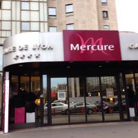 駅前で人通りが多いところにある