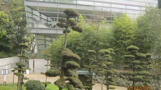 松山城址の東の端に建てられています。