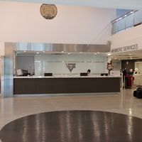 フロント前は広く清潔感あり、トイレ、荷物の一時預かりは左側に