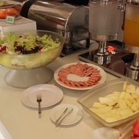 朝食のフルーツはスイカがたっぷりあり、他にパイナップルなど