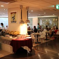 朝食会場はそれほど広くはないが空席はいつもあった