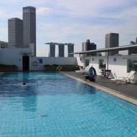 屋上プールはすいていて遠くベイサンズも見える