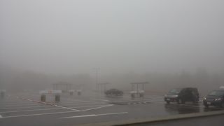 霧に隠れる富士の山中