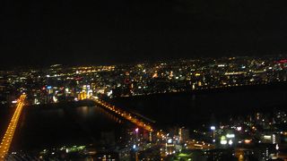 大阪の夜景を一望できます。屋外展望台というのがお気に入りポイント