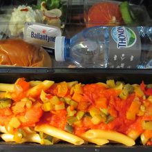 行きの飛行機。夕食。パスタ。ポテトサラダ、サラダ