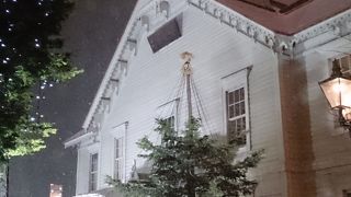 街中にひっそりと構える観光のシンボル