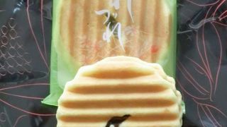 バニラクリームをワァッフェル生地でサンドにした和菓子を土産に