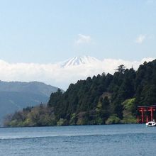 富士山と鳥居、フェリー乗り場付近から