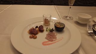 伝統的な広東料理にモダンなエッセンスを加えた独創的な料理でした