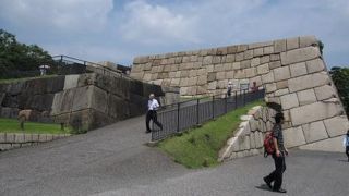 広い皇居（江戸城）の一般の公開されている場所で、江戸城の遺構を見ることができます。