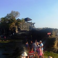 人でいっぱいのタナロット寺院
