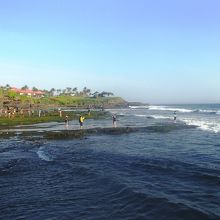 寺院の先の浜辺