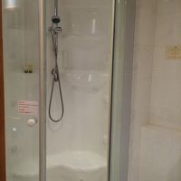 シャワーブース。カプセルみたいで個人的には好きです