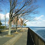 整備された湖岸公園