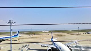 飛行機の離発着を間近に見られる「羽田空港第２ターミナル展望デッキ」