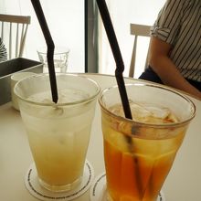 グレープフルーツジュースとアイスティー