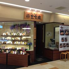 エレベーター出てすぐです