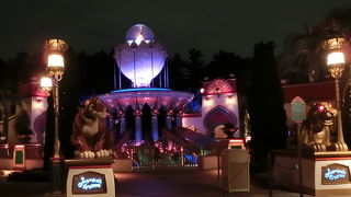 空飛ぶ絨毯に乗って旋回する“ジャスミンのフライングカーペット”