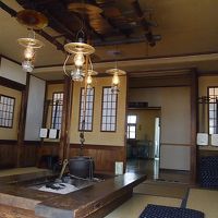 風情を感じる囲炉裏とランプ　