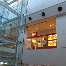 エスカレータとエレベーターで上がったところに見えます