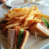 プールサイドでお昼、ちなみにコレで1人前ですｗ