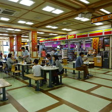 コンビニも入っています。