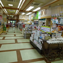 信州のオリジナルお土産が売られています。