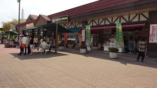 安曇野の特産品やオリジナルのお土産も売っています。