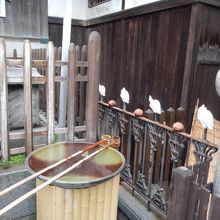 この柄杓でお湯をかけます