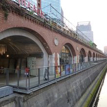 川べりを散歩できるテラスもあります．