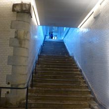 レンガ造りにタイル張りです．