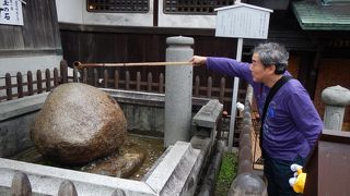 お湯をかけると願いが叶うと云う石！