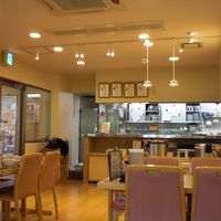 テーブルから厨房を見たところです。