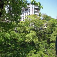 外の景色です。廃業した朝日ホテルが見えます。